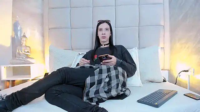 Snapshot of Hecatee_77 chatting on October 19, 2025, 7:49 pm Hecatee 77 online show from October 19, 2025, 7:49 pm