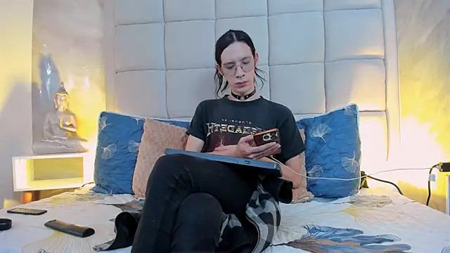 Snapshot of Hecatee_77 chatting on October 5, 2025, 7:48 pm Hecatee 77 online show from October 5, 2025, 7:48 pm