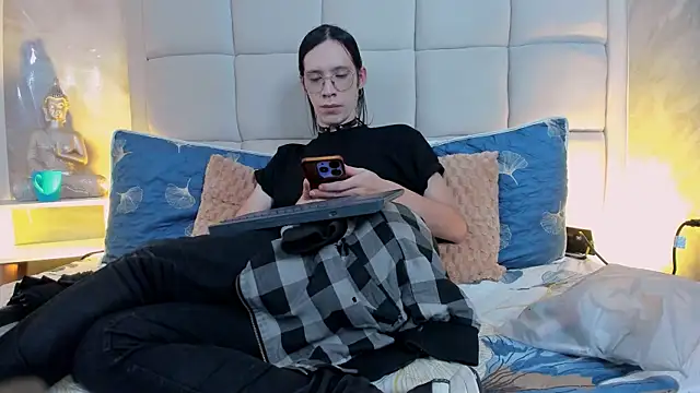 Snapshot of Hecatee_77 chatting on October 16, 2025, 7:55 pm Hecatee 77 online show from October 16, 2025, 7:55 pm