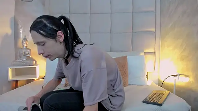 Snapshot of Hecatee_77 chatting on September 16, 2025, 7:37 pm Hecatee 77 online show from September 16, 2025, 7:37 pm