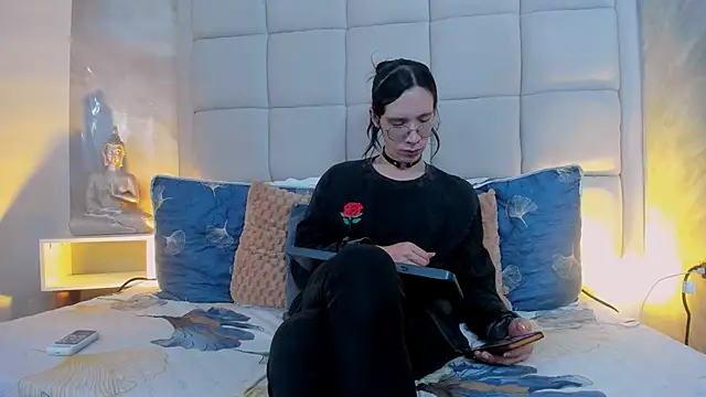 Snapshot of Hecatee_77 chatting on October 8, 2025, 7:47 pm Hecatee 77 online show from October 8, 2025, 7:47 pm