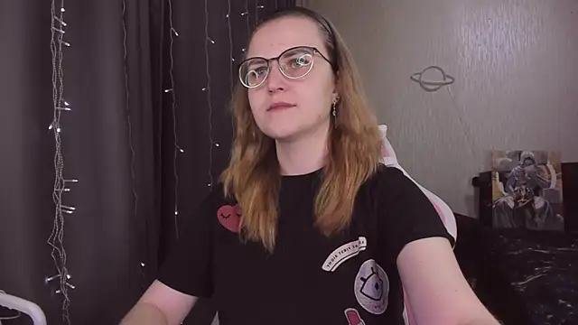 Snapshot of MissBrightShine chatting on December 18, 2025, 11:25 am MissBrightShine online show from December 18, 2025, 11:25 am