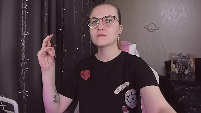 Snapshot of MissBrightShine chatting on December 20, 2025, 11:02 am MissBrightShine online show from December 20, 2025, 11:02 am