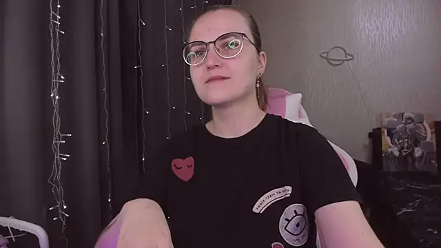 Snapshot of MissBrightShine chatting on December 19, 2025, 11:23 am MissBrightShine online show from December 19, 2025, 11:23 am