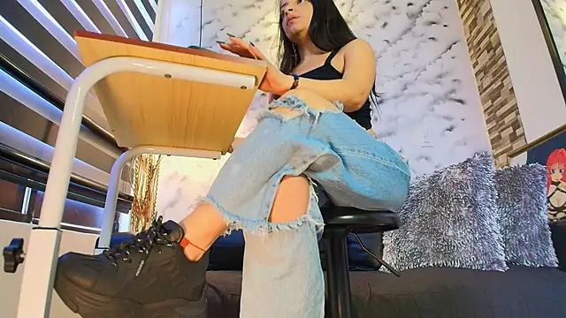 Snapshot of Sophie_LittleS chatting on January 13, 2026, 2:32 pm Sophie LittleS online show from January 13, 2026, 2:32 pm