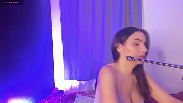 Snapshot of rouse_lili chatting on April 12, 2026, 11:35 am rouse lili online show from April 12, 2026, 11:35 am