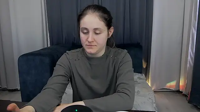 Holliy Cooper online show from April 24, 2026, 7:43 am