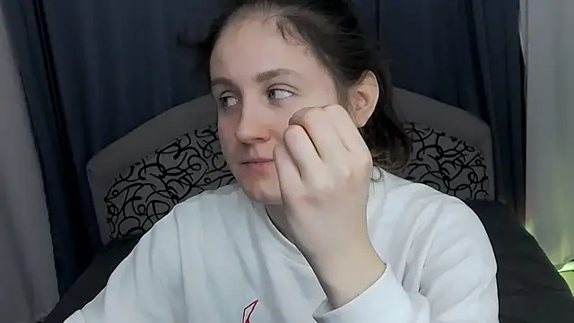 Holliy Cooper online show from December 15, 2025, 9:04 am