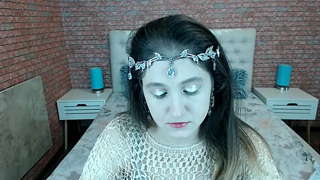 Holliy Cooper online show from November 24, 2025, 1:22 pm