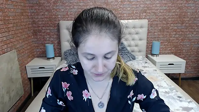 Holliy Cooper online show from September 10, 2025, 7:40 am