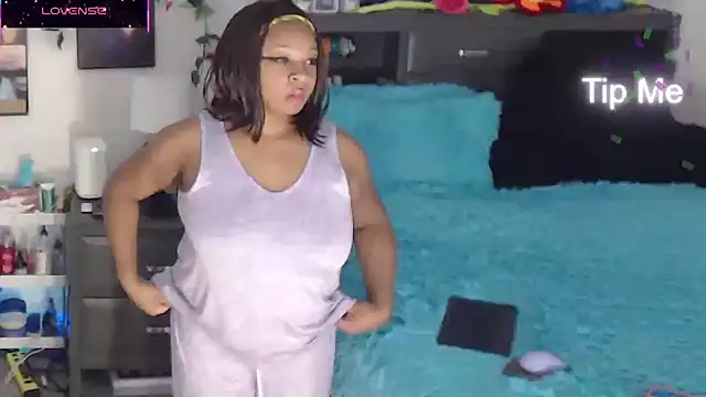 Snapshot of temptressbeauty24 chatting on November 14, 2025, 5:11 am temptressbeauty24 online show from November 14, 2025, 5:11 am