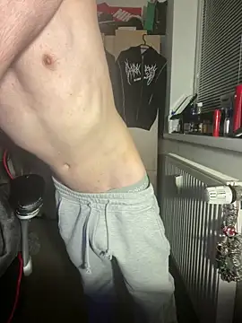 Snapshot of Using_Crew chatting on March 4, 2026, 9:33 pm Using Crew online show from March 4, 2026, 9:33 pm