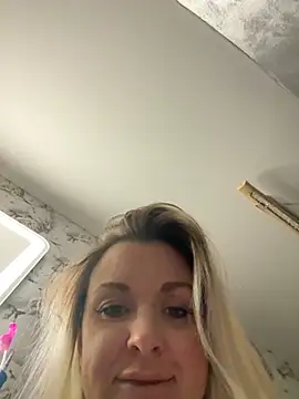 Bella-Tight online show from February 18, 2026, 7:10 pm