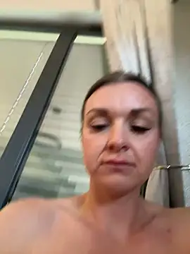 Snapshot of Bella-Tight chatting on May 18, 2026, 8:52 am Bella-Tight online show from May 18, 2026, 8:52 am