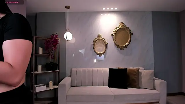 LizzHamilton   online show from October 23, 2025, 8:51 pm