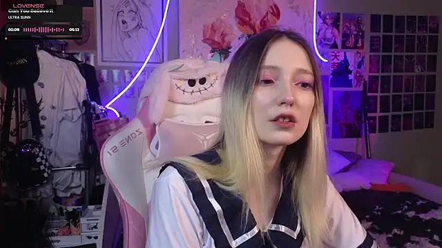 Snapshot of Evie_Ro chatting on March 11, 2025, 9:04 pm Evie Ro online show from March 11, 2025, 9:04 pm