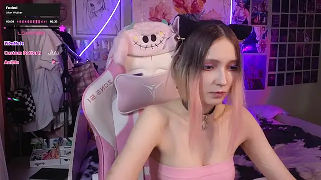 Snapshot of Evie_Ro chatting on February 23, 2025, 12:08 am Evie Ro online show from February 23, 2025, 12:08 am