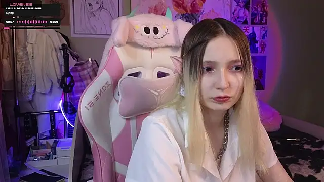 Snapshot of Evie_Ro chatting on February 8, 2025, 12:28 am Evie Ro online show from February 8, 2025, 12:28 am