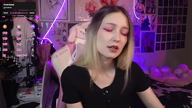 Snapshot of Evie_Ro chatting on March 22, 2025, 8:48 pm Evie Ro online show from March 22, 2025, 8:48 pm