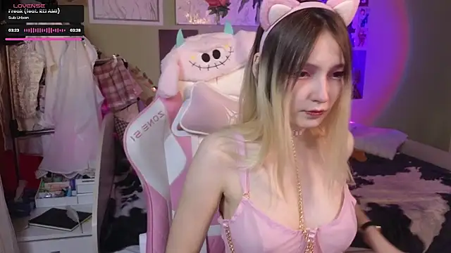 Snapshot of Evie_Ro chatting on February 17, 2025, 10:05 pm Evie Ro online show from February 17, 2025, 10:05 pm