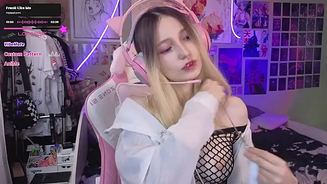 Snapshot of Evie_Ro chatting on March 3, 2025, 7:35 am Evie Ro online show from March 3, 2025, 7:35 am