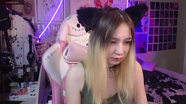 Snapshot of Evie_Ro chatting on February 28, 2025, 11:23 pm Evie Ro online show from February 28, 2025, 11:23 pm