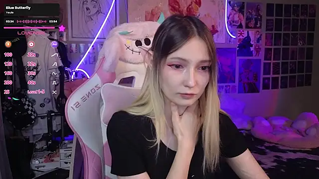 Snapshot of Evie_Ro chatting on March 22, 2025, 11:53 pm Evie Ro online show from March 22, 2025, 11:53 pm