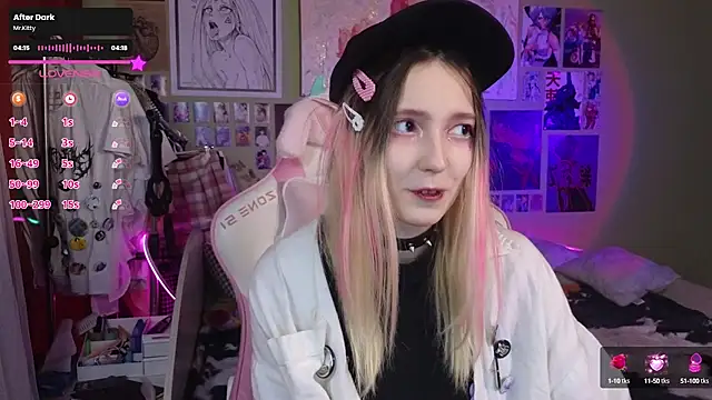 Snapshot of Evie_Ro chatting on February 18, 2025, 10:14 pm Evie Ro online show from February 18, 2025, 10:14 pm