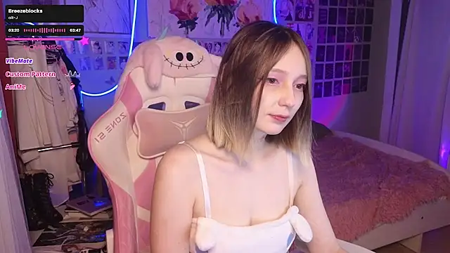 Snapshot of Evie_Ro chatting on October 12, 2025, 8:54 pm Evie Ro online show from October 12, 2025, 8:54 pm