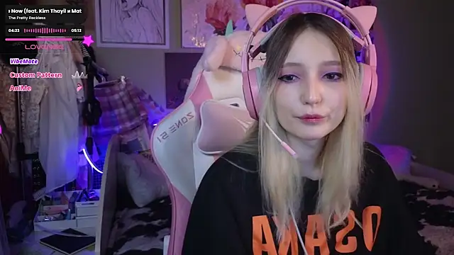 Snapshot of Evie_Ro chatting on February 4, 2025, 8:17 pm Evie Ro online show from February 4, 2025, 8:17 pm