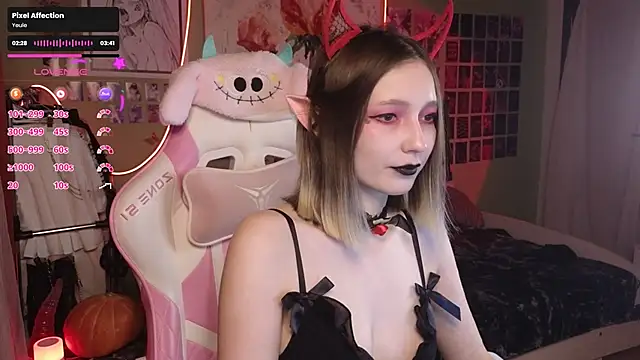 Snapshot of Evie_Ro chatting on October 28, 2025, 8:30 pm Evie Ro online show from October 28, 2025, 8:30 pm