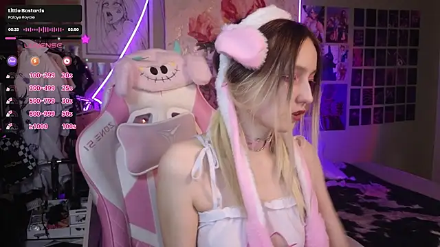 Snapshot of Evie_Ro chatting on March 19, 2025, 11:03 pm Evie Ro online show from March 19, 2025, 11:03 pm