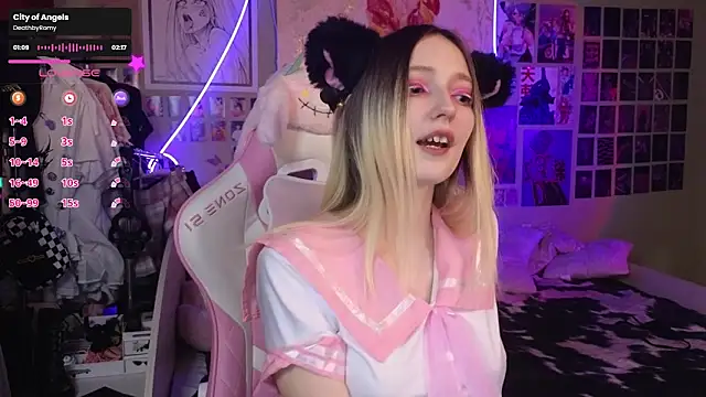 Snapshot of Evie_Ro chatting on March 19, 2025, 12:04 am Evie Ro online show from March 19, 2025, 12:04 am