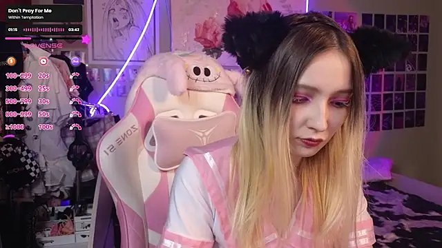 Snapshot of Evie_Ro chatting on March 18, 2025, 8:59 pm Evie Ro online show from March 18, 2025, 8:59 pm