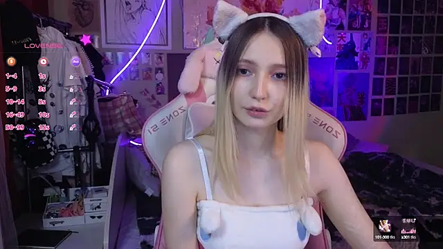 Snapshot of Evie_Ro chatting on March 1, 2025, 11:04 pm Evie Ro online show from March 1, 2025, 11:04 pm