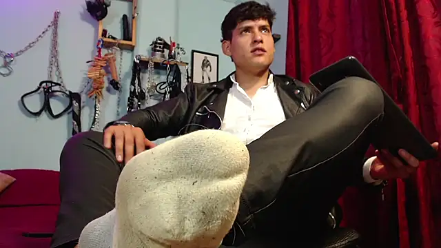 Snapshot of dom2travelersss chatting on November 21, 2025, 8:52 pm dom2travelersss online show from November 21, 2025, 8:52 pm