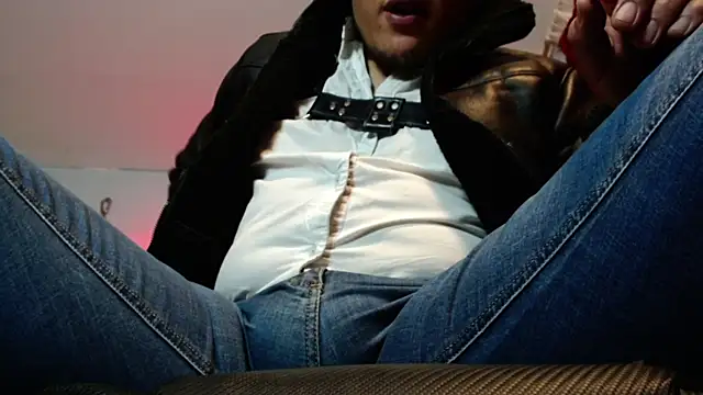 Snapshot of dom2travelersss chatting on January 16, 2026, 11:42 pm dom2travelersss online show from January 16, 2026, 11:42 pm