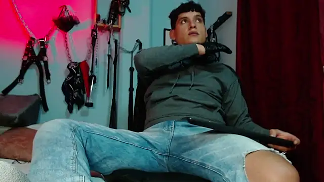 Snapshot of dom2travelersss chatting on January 10, 2026, 11:22 pm dom2travelersss online show from January 10, 2026, 11:22 pm