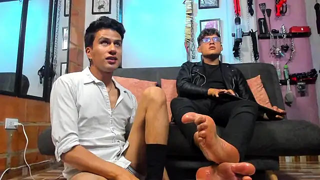 dom2travelersss online show from February 7, 2025, 2:58 pm