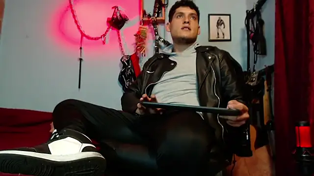 Snapshot of dom2travelersss chatting on January 9, 2026, 11:22 pm dom2travelersss online show from January 9, 2026, 11:22 pm