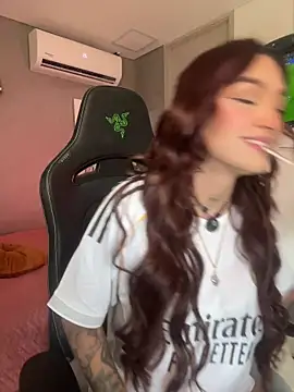 Snapshot of DaniDusan_ chatting on April 7, 2026, 7:48 pm DaniDusan online show from April 7, 2026, 7:48 pm