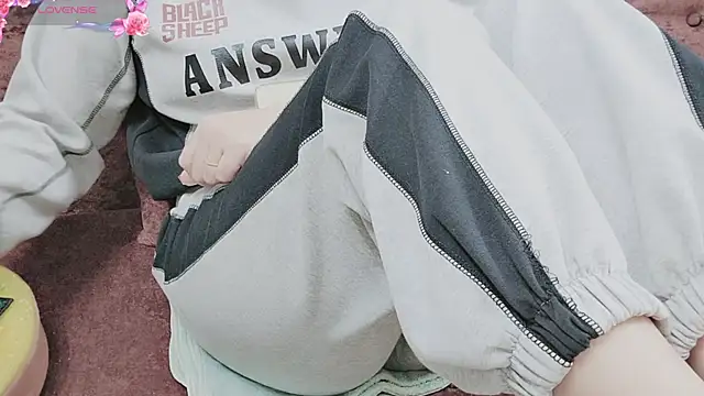 Snapshot of Sophie_Secret chatting on November 2, 2025, 10:04 pm Sophie Secret online show from November 2, 2025, 10:04 pm