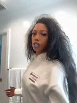 Snapshot of mismialove chatting on May 1, 2026, 6:35 pm mismialove online show from May 1, 2026, 6:35 pm